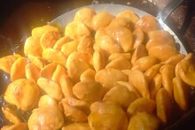 Street Food: धौलपुर के लोग तोता पचौरी की छोटी कचौड़ी के हैं दीवाने, 100 साल से बरकरार है पुराना स्वाद