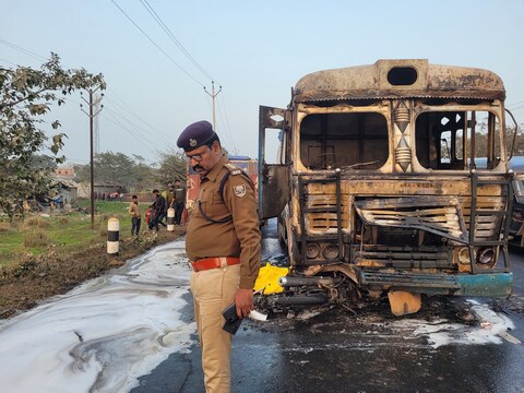बिहार के पूर्णिया में हुए सड़क हादसे का बाद जलता टैंकर