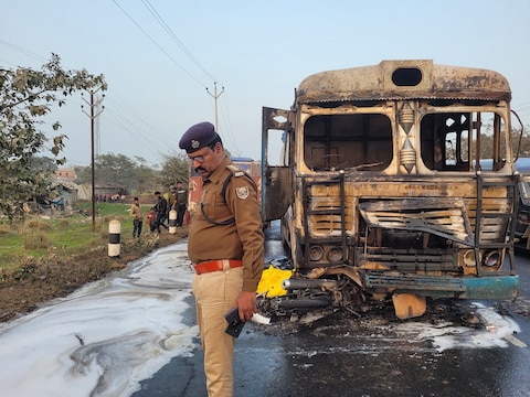 बिहार के पूर्णिया में हुए सड़क हादसे का बाद जलता टैंकर