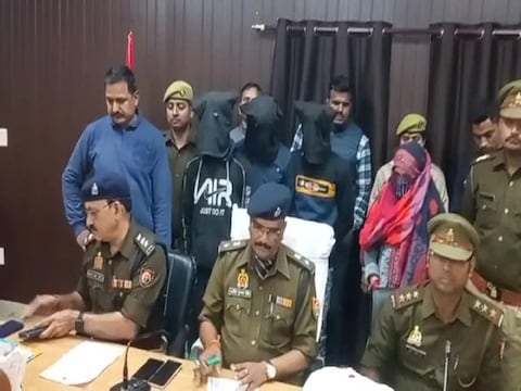 यूपी के फतेहपुर में हुई हत्या की घटना का खुलासा करती पुलिस