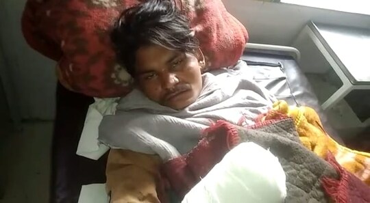 युवक के हाथ में बम फट जाने से उसका पूरा पंजा अलग हो गया.