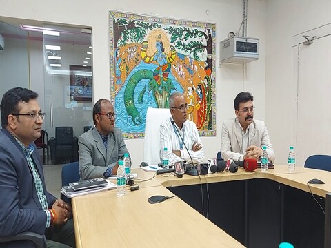 पत्रकारों से बात करते डीआरएम और अन्य अधिकारी
