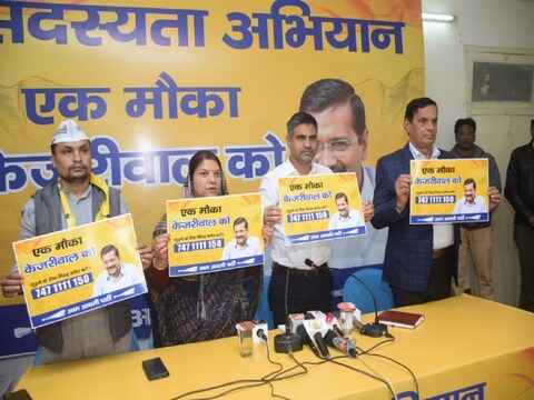 मध्य प्रदेश में आम आदमी पार्टी के सदस्यता अभियान के बारे में जानकारी देते पार्टी के पदाधिकारी