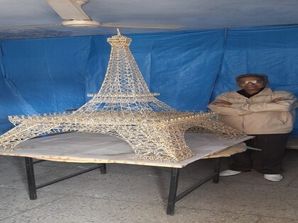 मेरठ के 72 वर्षीय सुरेंद्र जैन ने माचिस की तीलियों से एफिल टावर बनाया है
