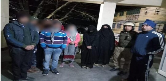 लड़कियों को परिजनों को सौंपते पुलिसकर्मी.