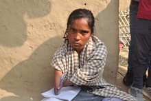 Gaya News : इंटर पास दोनों हाथों से दिव्यांग सुमित्रा को रोजगार की दरकार, सरकार से रोजगार की मांग