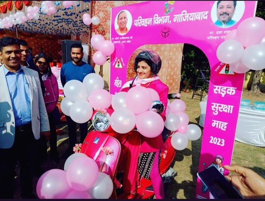 एडीएम प्रशासन ऋतु सुहास पिंक स्कूटी पर 