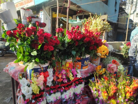 फूल मंडी में गुलबा से सजी दुकान