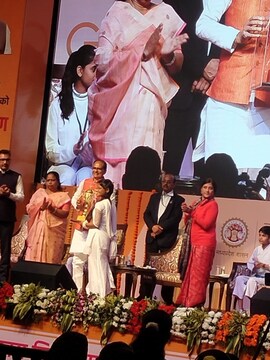 पलक तोमर को सम्मानित करते मुख्यमंत्री 