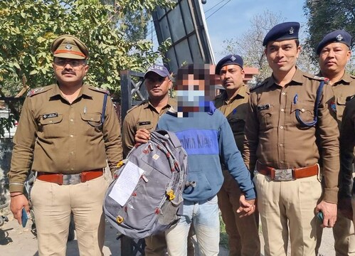 पुलिस को इसी बैग से 105 ग्राम स्मैक बरामद हुई.