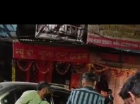 आमने-सामने हुई टक्कर के बाद एक बाइकर ने दूसरे पर किया चाकू से हमला, Video Viral