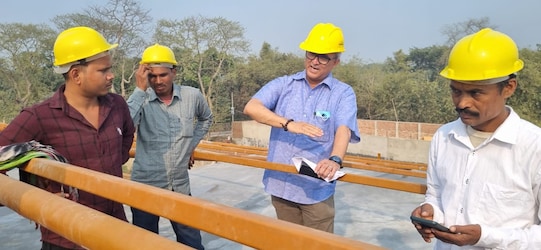  इस तकनीक से बनाए गये भव्य आलीशान बिल्डिंग टिकाऊ होने के साथ-साथ खूबसूरत भी दिख रहा है. कोसी और सीमांचल में पहली बार क्लाइमेट फ्रेंडली और भूकंप रोधी इस तकनीक से बनाए गए मकान सबका आकर्षण का केंद्र बनते जा रहा है.