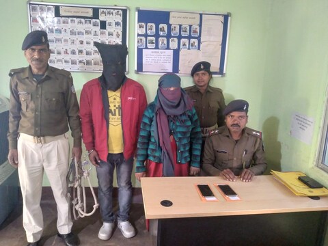 साइबर क्राइम में गिरफ्तार भाई-बहन के बारे में जानकारी देती पुलिस