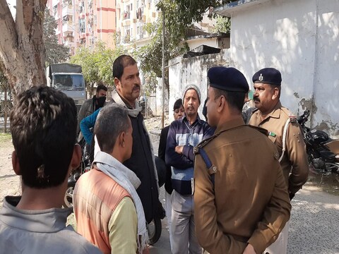 पटना में हुई हत्या की घटना के बाद मामले की जांच के लिये पहुंची पुलिस