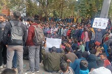 लाखों में बिकेगी नौकरी तो हम कैसे खरीद पाएंगे? नौकरी की मांग कर रहे युवाओं का छलका दर्द