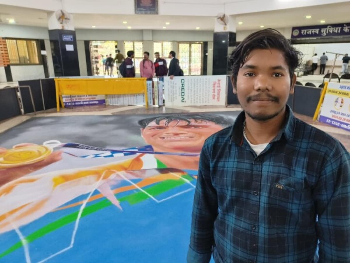 Indore 25 year old youth made historical 3d rangoli of gold medalist - Khelo India Youth Games 2023: इंदौर में युवा कलाकार ने ओलंपिक गोल्ड मेडलिस्ट की बनाई ऐतिहासिक 3-डी रंगोली – News18 ...