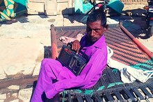 जानिए भरतपुर के दिव्यांग राजू की दर्द भरी कहानी, पिछले 25 साल से सुन रहा है रेडियो