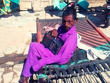जानिए भरतपुर के दिव्यांग राजू की कहानी, पिछले 25 साल से सुन रहा है रेडियो