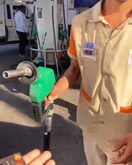 VIDEO:पेट्रोल पंप पर ठगे जा रहे हैं आप? नोजल निकालने पर भी चलता रहा मीटर