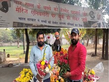 दो भाइयों की अनोखी मुहिम, हेलमेट पहनकर आएं फ्री गुलदस्ता ले जाएं
