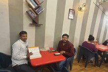 Godda News : गोड्डा में 'Chai Book' के नाम से फेमस हो रहा यह स्टाल, चाय की चुस्कियों के साथ लें किताब का आनंद