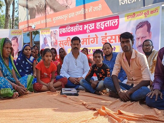 मां के इलाज के लिये अस्पताल में गुहार लगाते बच्चे