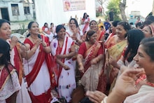 Udaipur News: फाग महोत्सव की धूम, कृष्ण भक्ति में रंगी महिलाएं, बागेश्वर धाम वाले धीरेंद्र शास्त्री भी पहुंचेंगे यहां