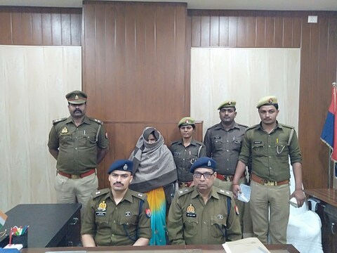 गोरखपुर में हुई ट्रिपल मर्डर केस की घटना का खुलासा करती पुलिस
