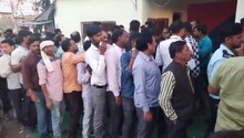 Sagar news: सड़क हादसे में खोया था भाई, अब दूसरों की जान बची रहे इसलिए बांट रहे फ्री हेलमेट