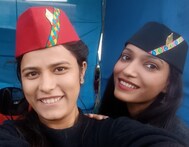 Pahadi Topi: पीएम मोदी और सीएम धामी ने बढ़ाया पहाड़ी टोपी का मान तो दीवाने हुए युवा, पर्यटक भी कर रहे खरीदारी