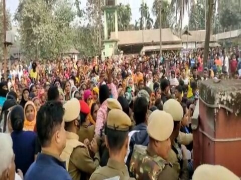 असम के धुबरी जिले के थाने के बाहर महिलाओं ने किया प्रदर्शन.  (फोटो-ANI)