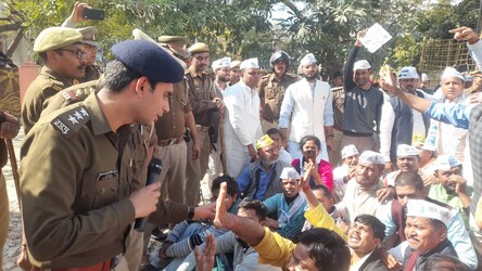  दरअसल बीते मंगलवार को आम आदमी पार्टी के दर्जनों कार्यकर्ता एक साथ बनारस में जवाहर नगर एक्सटेंशन स्थित पीएम मोदी के संसदीय कार्यालय का घेराव करने पहुंचे थे. इस दौरान वो सरकार के खिलाफ जमकर नारेबाजी कर रहे थे. पुलिस को जैसे ही सूचना मिली तो मय फोर्स संसदीय कार्यालय पर पहुंच कर उन्होंने कार्यकताओं को रोकना चाहा, लेकिन इस दौरान कार्यकर्ताओं ने अपने साथ लाए हुए पुतले में भी आग लगा दी. इसके कारण पुलिस और आप कार्यकताओं में धक्का मुक्की भी हुई. घंटों सियासी घटनाक्रम के बाद पुलिस आप कार्यकर्ताओं को हिरासत में लेकर थाने ले गई जहां उनके ऊपर मुकदमा दर्ज किया गया.