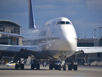  बोइंग 747 (Boeing 747) जंबो जेट की जड़ें अमेरिका (USA) के सिएटल इलाके में हैं. इसके एसेंबली संयंत्र वॉशिंगटन राज्य और दक्षिण कैरोलीना में स्थिति हैं. कंपनी ने मई में ही ऐलान कर दिया हैकि वह अपना मुख्यालय शिकागो से हटाकर एरलिंगो, वर्जीनिया में ले जाएगी जिससे कि उसके कर्मचारी प्रमुख फेडरनल सरकारी अधिकारियों और फेडरल एविएशन प्रशासन के पास रह सकें ये संस्थाएं ही बोइंग के यात्री विमान (Aeroplane) और कार्गो विमान का प्रमाणीकरण करती हैं. (प्रतीकात्मक तस्वीर: Pixabay)