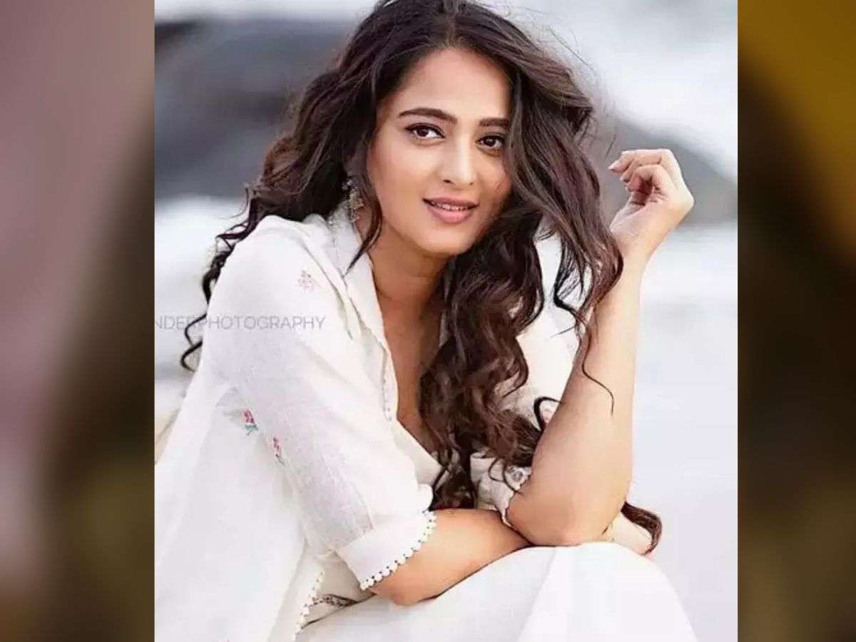 During an interview to an entertainment portal Telugu Stuff, when a fan asked the woman about the cricketer she admires the most, Anushka Shetty happily named Rahul Dravid.