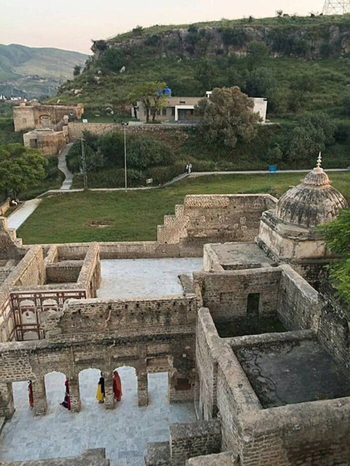 Pakistan shri katas raj mandir photos hindu jatha leave to celebrate ...