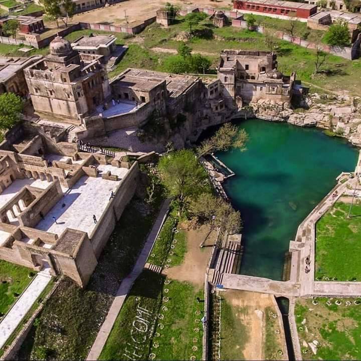 महाशिवरात्रि मनाने के लिए एक हिंदू जत्था कटास राज मंदिर परिसर की तीर्थ यात्रा के लिए गुरुवार को अटारी-वाघा सीमा के माध्यम से पाकिस्तान जाएगा. कटास राज मंदिर परिसर में, महाशिवरात्रि मनाने का मुख्य कार्यक्रम 18 फरवरी से शुरू होगा. तीर्थयात्री प्राचीन मंदिर में अमर कुंड में पवित्र डुबकी लगाएंगे. तीर्थयात्री अमर कुंड में दीये भी जलाएंगे.