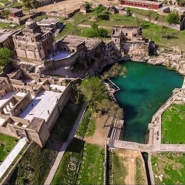  महाशिवरात्रि मनाने के लिए एक हिंदू जत्था कटास राज मंदिर परिसर की तीर्थ यात्रा के लिए गुरुवार को अटारी-वाघा सीमा के माध्यम से पाकिस्तान जाएगा. कटास राज मंदिर परिसर में, महाशिवरात्रि मनाने का मुख्य कार्यक्रम 18 फरवरी से शुरू होगा. तीर्थयात्री प्राचीन मंदिर में अमर कुंड में पवित्र डुबकी लगाएंगे. तीर्थयात्री अमर कुंड में दीये भी जलाएंगे.