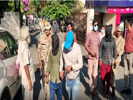 PFI Connection in Madhya Pradesh : मध्य प्रदेश में बीते 7 साल में हुए 229 दंगों में कई देश विरोधी गतिविधियां सामने आई थीं. साल 2015 में दंगे के 62 मामले दर्ज किए गए. इनमें 179 आरोपियों की गिरफ्तारी हुई, जबकि 135 आरोपियों को सजा भी मिली. 2016 में 59 मामले दर्ज हुए. इनमें 177 आरोपी गिरफ्तार हुए, जबकि 109 आरोपियों को सजा मिली. साल 2017 में 39 मामले दर्ज हुए. इनमें 125 आरोपियों की गिरफ्तारी हुई. जबकि 75 को सजा हुई. 2018 में 24 दंगों में 79 आरोपियों की गिरफ्तारी हुई. इनमें से 31 को सजा सुनाई गयी. 2019 में 15 मामलों में 52 लोग गिरफ्तार किए गए इनमें से 21 आरोपियों को सजा हुई. साल 2020 में 20 मामले दर्ज हुए. इनमें 70 आरोपियों की गिरफ्तारी हुई. इनमें से 34 को सजा सुनाई गयी. साल 2021 में 9 मामले दर्ज हुए. इनमें 26 आरोपी गिरफ्तार किए गए, जबकि18 आरोपियों को सजा हुई. इस साल 2022 में फरवरी तक एक मामला दर्ज हुआ. इनमें दो आरोपी गिरफ्तार हुए और दोनों को सजा हुई.