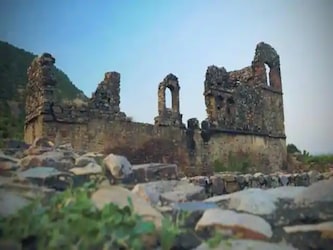  भानगढ़ का किला, राजस्थान (Bhangarh Fort, Rajasthan): भानगढ़ का किला भारत में सबसे भूतिया जगहों में से एक है. यहां तक की सरकार भी इस तथ्य से अवगत है कि इसके खंडहरों में आत्माएं घूमती हैं. शायद यही कारण है कि सूर्यास्त के बाद विजिटर के प्रवेश पर प्रतिबंध लगा दिया है. ऐतिहासिक संरचना पर खतरों के बारे में सख्त चेतावनी दी गई है, जिसके बारे में कहा जाता है कि यह एक जादूगर द्वारा शापित है. (फोटो: सोशल मीडिया)