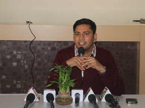 डॉक्टर अनुज ने बताया कि 20 साल बाद युवक ने खोला मुंह (News18 Hindi)