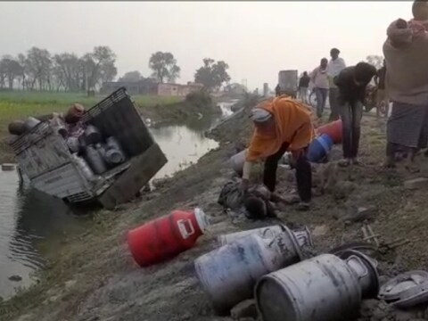 नहर में पलटी दूध से लदी पिकअप वैन  (News18 Hindi)