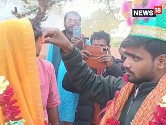  प्रेमी-प्रेमिका दोनों बालिग थे. इसलिए पुलिस भी हस्तक्षेप करने से बचती दिखी. देखते ही देखते दोनों के परिवार इकट्ठा हो गए और बवाल बढ़ने लगा. बहुत से लोग बीच-बचाव को पहुंचे. अंततः तय हुआ कि दोनों का विवाह करा दिया जाए.