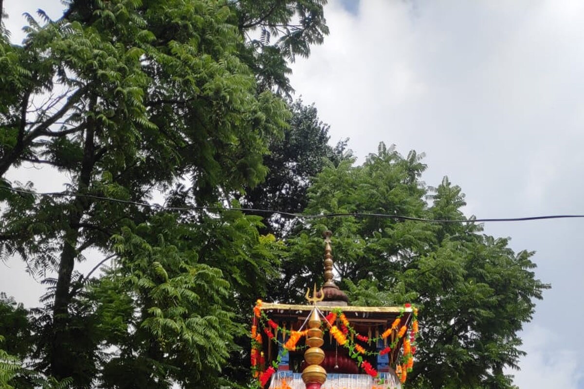 Uttarakhand chamoli devradi temple in ranigadh patti devotee believed that  when goddess comes out here it rains - Chamoli news: यहां मंदिर से जब बाहर  निकलती हैं देवी तब होती है बारिश,