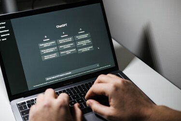  ChatGPT क्या है: सबसे पहले आपको बता दें कि ChatGPT OpenAI द्वारा डेवलप किया गया. लैंग्वेज मॉडल है. इसे इंटरनेट टेक्स्ट के वाइड रेंज के लिए ट्रेन किया गया है. इसे इंसानों की तरह टेक्स्ट जनरेट करता है. साथ ही सवालों के जवाब देता है, गाने लिखाता है, मैथ्स के प्रॉब्लम सॉल्व करता है और तो और बेसिक कोडिंग भी कर लेता है.