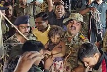 खेलते-खेलते बोरवेल में गिरी 4 साल की मासूम, अंदर से आई आवाज- मुझे बचा लो! देखें Video