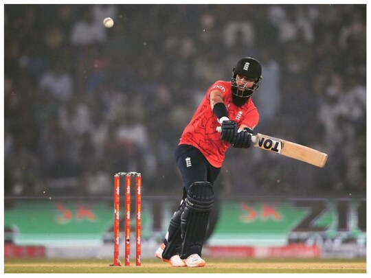 मोईन अली का अफलातून शॉट देख लोगों का चकराया दिमाग. (Moeen Ali/Instagram)
