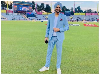  दूसरे स्थान पर पूर्व ऑफ स्पिनर हरभजन सिंह (Harbhajan Singh) काबिज हैं. हरभजन ने ऑस्ट्रेलिया के खिलाफ 1998 से 2013 के बीच 18 मैच खेलते हुए 35 पारियों में 95 सफलता प्राप्त की है. ऑस्ट्रेलिया के खिलाफ हरभजन का सर्वश्रेष्ठ गेंदबाजी प्रदर्शन 84 रन खर्च कर आठ विकेट है. (Harbhajan Singh/Instagram)
