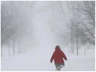  इस बीच खबर है कि पश्चिमी मैसाचुसेट्स में शुक्रवार को एक पेड़ गिरने से एक वाहन क्षतिग्रस्त हो गया, जिससे एक बच्चे की मौत हो गई. हैम्पडेन काउंटी में जिला अटॉर्नी के कार्यालय के एक बयान के अनुसार, 23 वर्षीय ड्राइवर, मृतिका की चाची को गंभीर चोटें आईं हैं. मैसाचुसेट्स के गवर्नर मौरा हेली ने शहर के मुख्य रेल टर्मिनल साउथ स्टेशन को आपातकालीन आश्रय के रूप में रात भर खुला रहने का आदेश दिया. उन्होंने अनुमान लगाया कि लगभग 50 से 60 बेघर लोग रात भर स्टेशन पर रहते हैं. (फोटो: AP)
