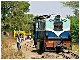  नैरोगेज रेलवे ट्रैक बिछाने का काम 13 साल की कड़ी मेहनत के बाद 1916 में पूरा हुआ. भारतीय रेलवे ने आजादी के समय सीपीआरसी को हर रॉयल्‍टी देने का करार किया. शकुंतला रेलवे ट्रैक के लिए किए गए करार के मुताबिक भारत सरकार हर साल 1.20 करोड़ रुपये सीपीआरसी को रॉयल्‍टी दी जाती है. इसके बावजूद कंपनी ने कभी इस ट्रैक की कभी मरम्‍मत नहीं कराई. ये रेलवे ट्रैक जब खस्‍ताहाल हो गया तो शकुंतला एक्‍सप्रेस का परिचालन बंद करने का फैसला लेना पड़ा.
