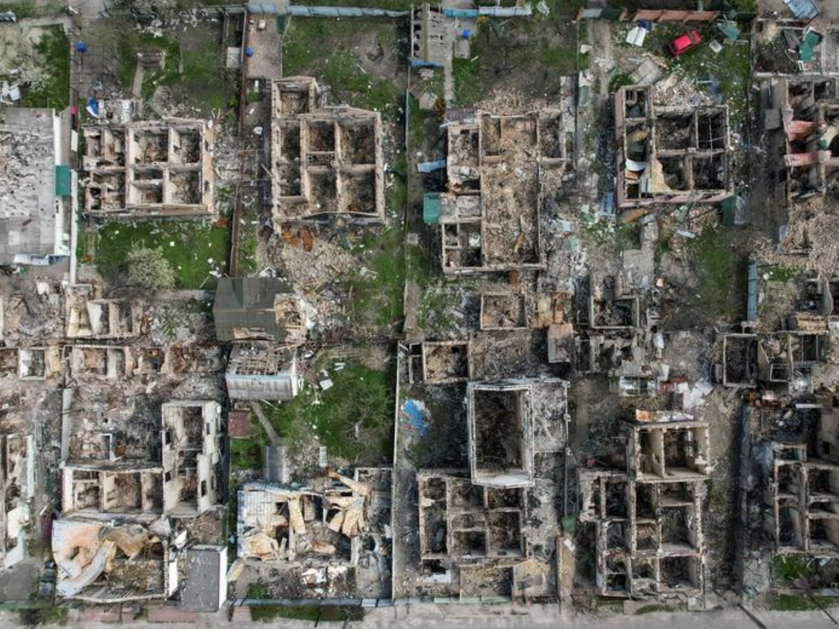  तस्वीर में यह इमारतें इरपिन शहर की हैं, जो रूस के मिसाइल स्ट्राइक से बर्बाद हो गईं हैं. केएसई ने अनुमान लगाया कि 135,800 नष्ट इमारतें, उनमें से 119,900 निजी घर और 15,700 अपार्टमेंट इमारतें हैं. अगस्त में, यूक्रेनी रक्षा मंत्रालय ने अनुमान लगाया कि 140,000 इमारतों को नष्ट कर दिया गया था, परिणामस्वरूप 3.5 मिलियन लोग विस्थापित हो गए थे या बेघर हो गए थे.